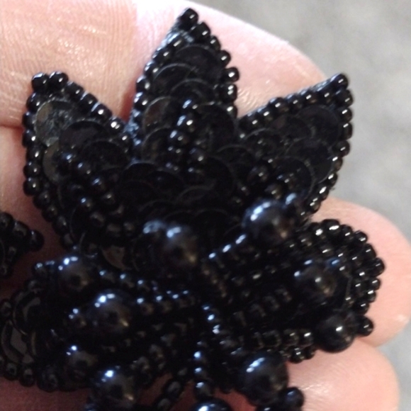 VINTAGE HAND SEWN BLACK SEAD BEADED FAN SHAPED PUSH-BACK DROP 1.5" EARRINGS - Picture 7 of 9